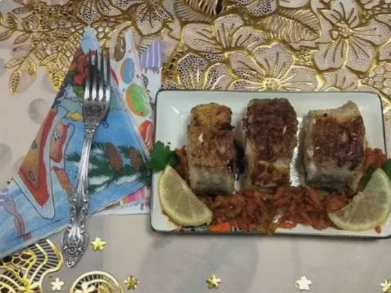 Пикша с луком и морковью на сковороде