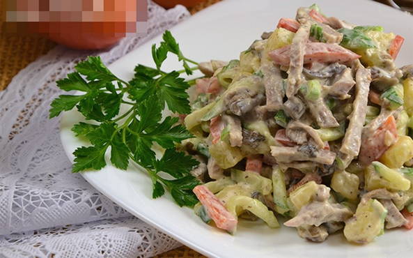 Салат с языком и маринованными грибами