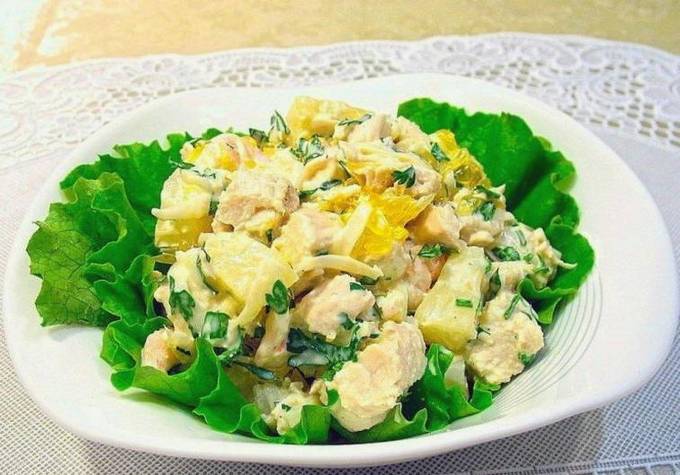 Салат с копченой курицей, ананасом и сыром