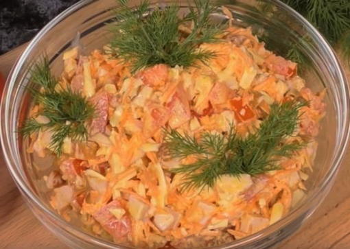 Салат с копченой курицей, корейской морковью и помидорами