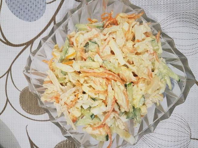 Салат с копченой курицей, корейской морковью, огурцом и яйцом