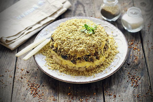 Салат с курицей, ананасом, грибами, сыром и грецким орехом