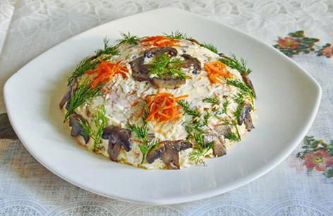 Салат с курицей, грибами, корейской морковью и яйцом