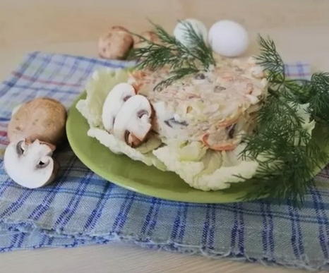 Салат с курицей, корейской морковью и шампиньонами