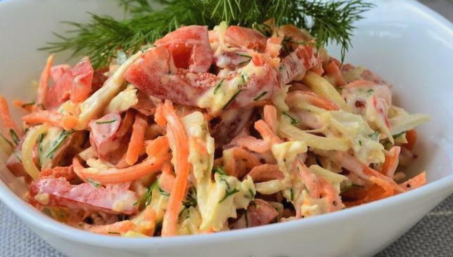 Салат с курицей, морковью, болгарским перцем и луком