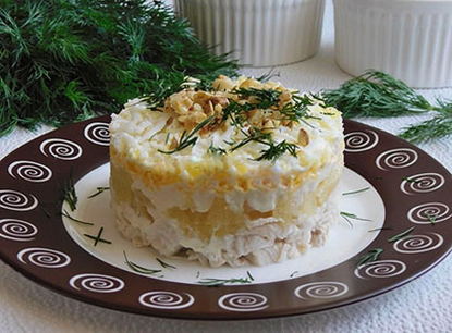 Слоеные салат с курицей, ананасом, грецким орехом, сыром и яйцами