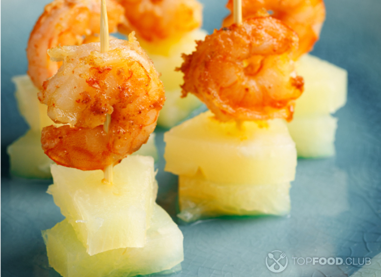 Канапе с креветками и ананасом