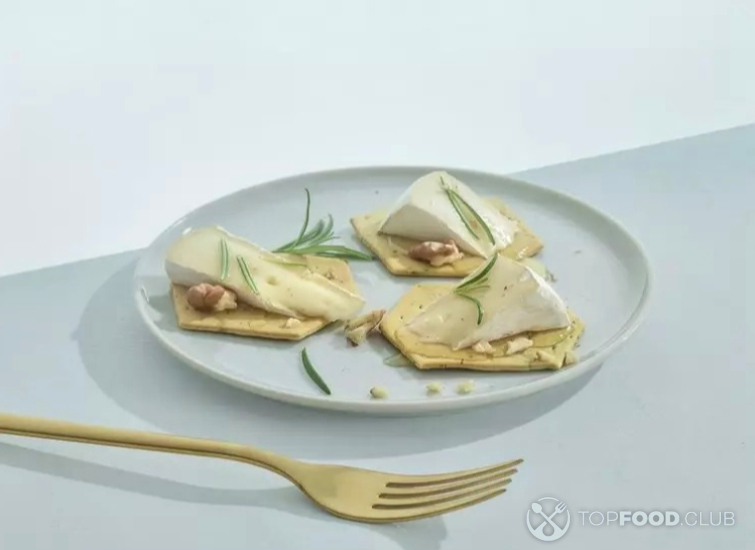 Канапе с сыром бри