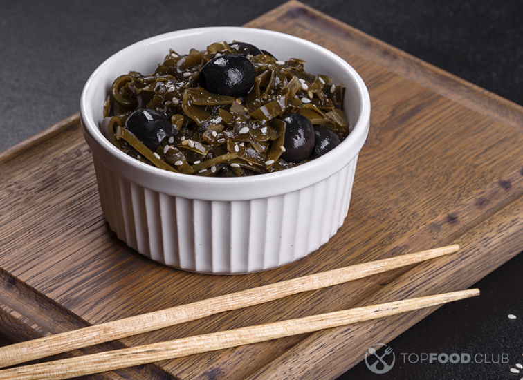 Салат из морской капусты с маслинами