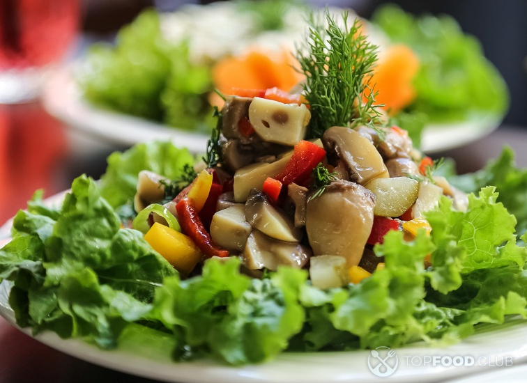 Салат с маринованными шампиньонами
